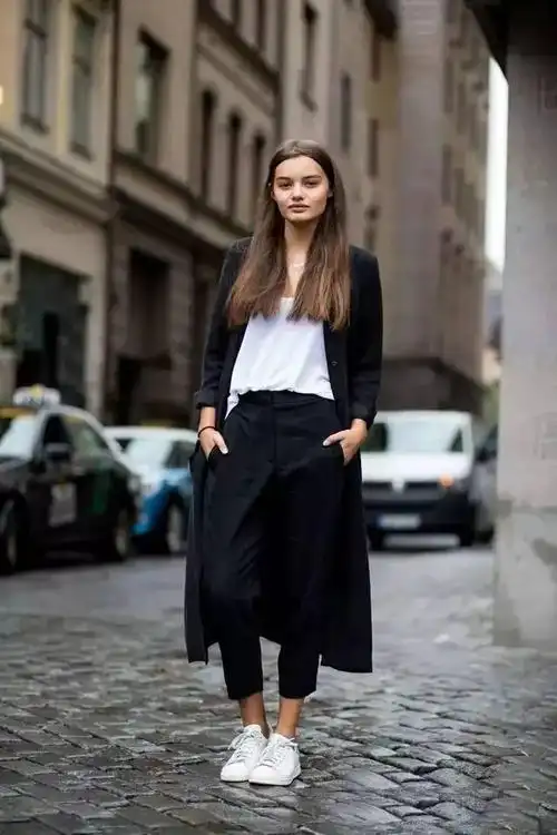 黑裤子配黑鞋还是白鞋,黑裤子配白鞋子好看吗(别忘了西裤和牛仔裤与