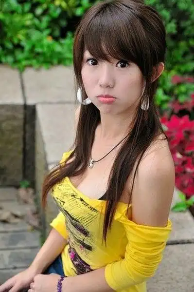 大胸女会穿衣 魔鬼身材的童颜女星