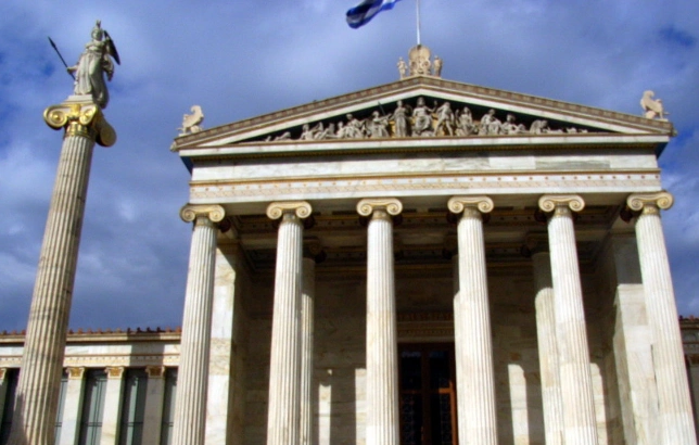 雅典议会大厦曾经是希腊国王的王宫,现如今是希腊的议会大厦,一直在