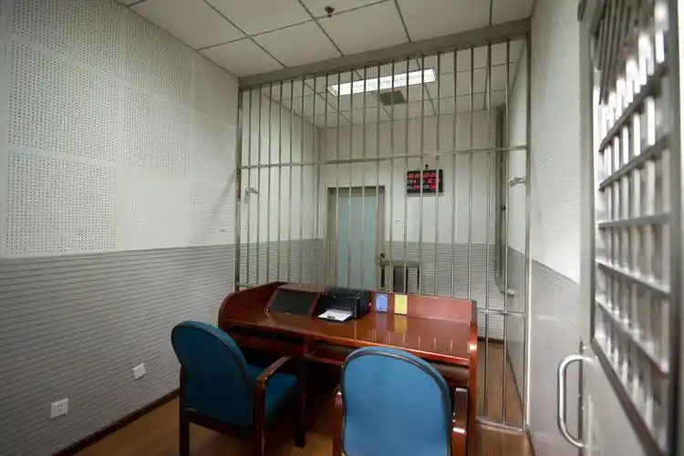 p>看守所(detention house)是指涉嫌刑事犯罪的犯罪嫌疑人,法院暂时