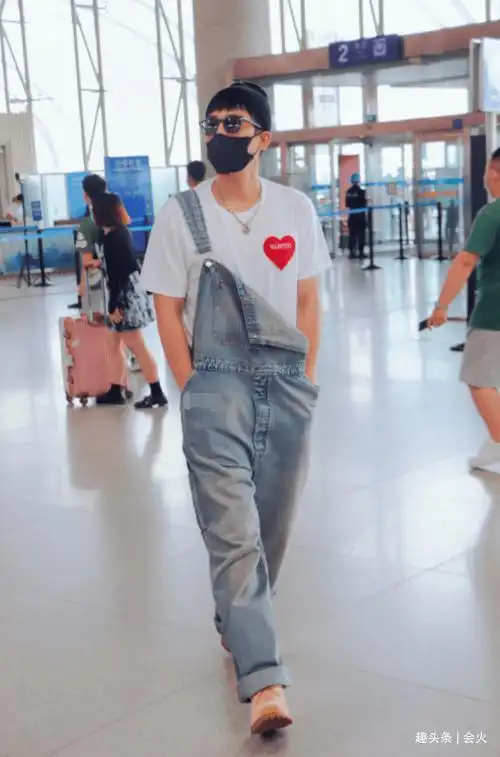 欧豪戴30万名表走机场,戴厚实针织帽不怕热,与友人同回千万豪宅_资源