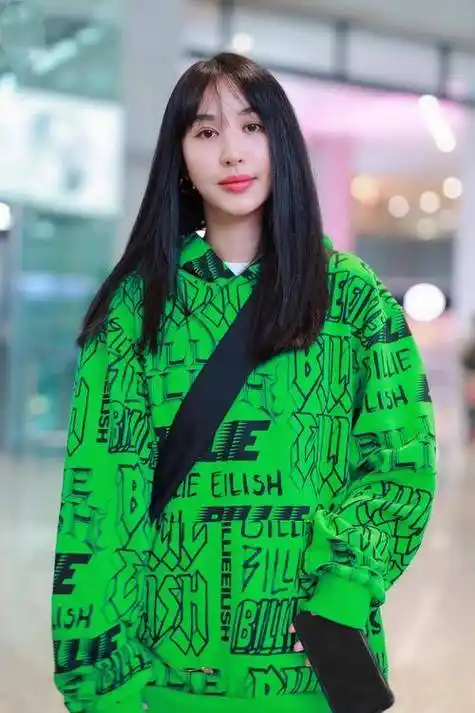 的都市情感剧《青瓷》,她在剧中饰演市政法委书记周运年的女儿周辛然