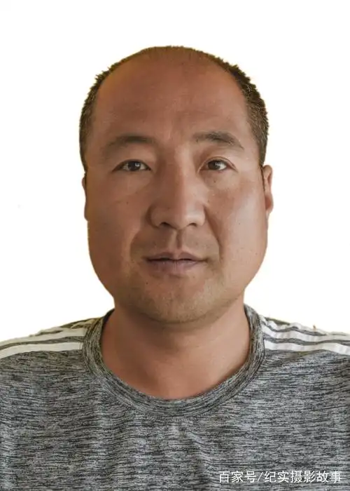 我们为贫困乡村小学,每一位老师都拍了张证件照!