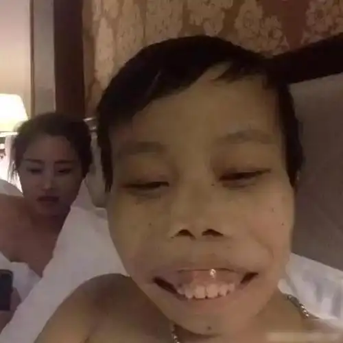 丑男陈山风光时美女豪车环绕身旁被封杀后认清现实今重获新生