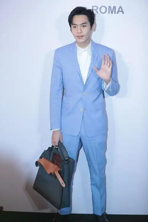 张若昀穿西装精英范太足天台都能拍出大片感尽显绅士风度