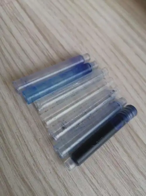 书写的新时代 伴随钢笔的使用,随之而来的是孩子的"新玩具"——墨囊