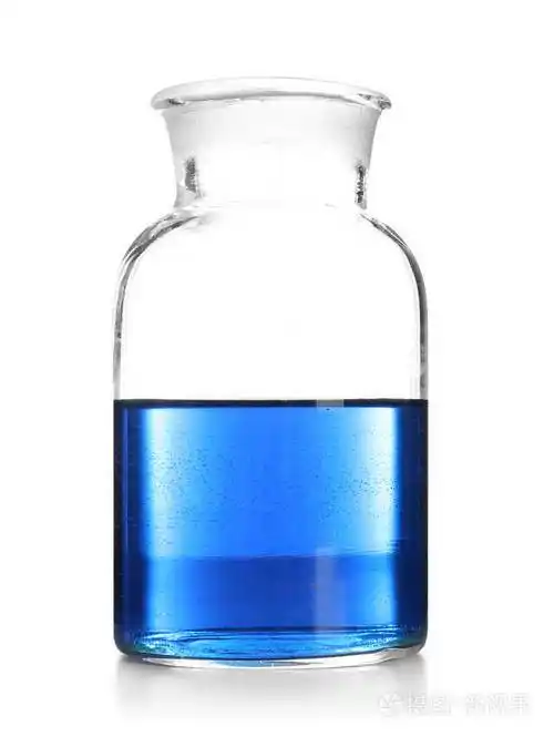 在白色背景上的蓝色液体瓶