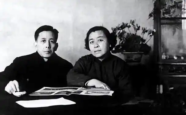 回顾前卫丁玲早年3人同居狱中怀孕生子中年姐弟恋备受争议