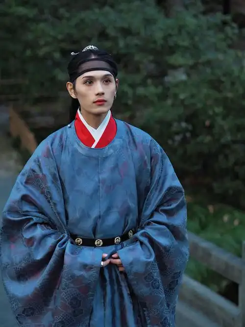 暮色中的汉服男孩