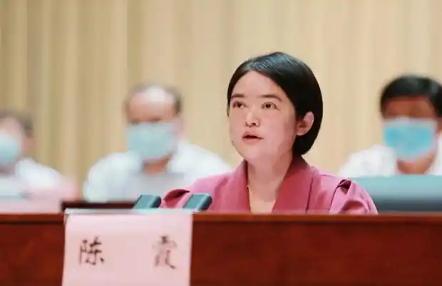 代县长陈霞主持会议陈霞在主持讲话中要求,全县上下要迅速将思想统一