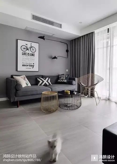 深灰色的墙面,搭配浅灰色的窗帘