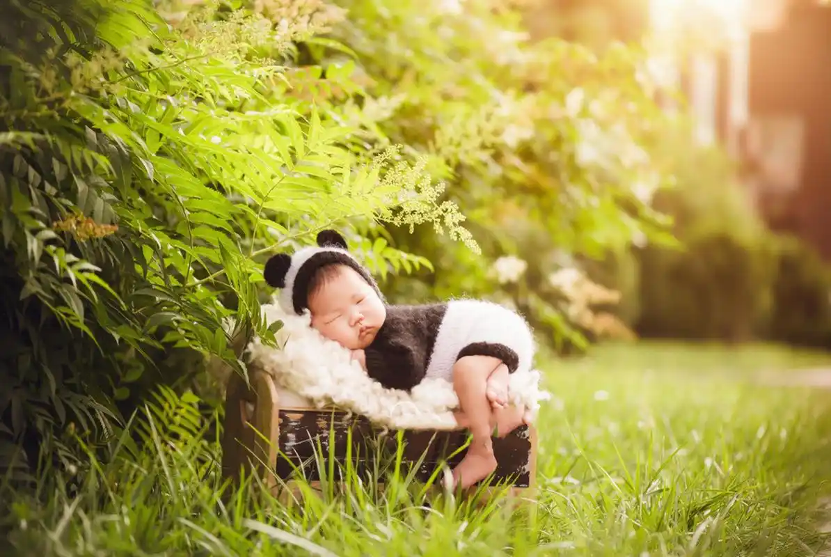 拍满月照摄影师把宝宝裹成"一颗茧"?知道原因后,你还会默许吗_姿势