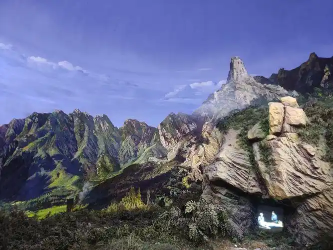 洞群位于商城县城东南部20公里的大别山主峰国家级地质公园金刚台境内