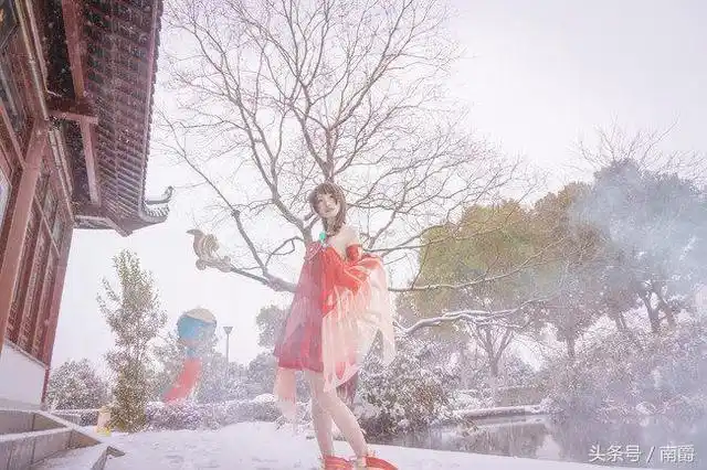 零下20度,妹子在雪地中cos大乔,网友:这腿都冻得发紫了!