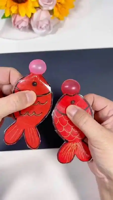 有余用长方形卡纸做会吐泡泡的小鱼,非常可爱,寓意年年有余#亲子手工