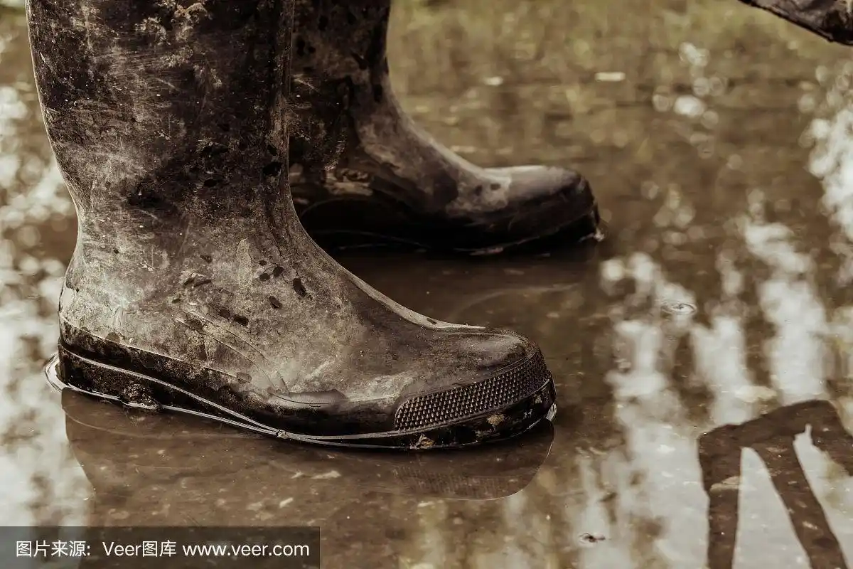 泥巴里的脏靴子