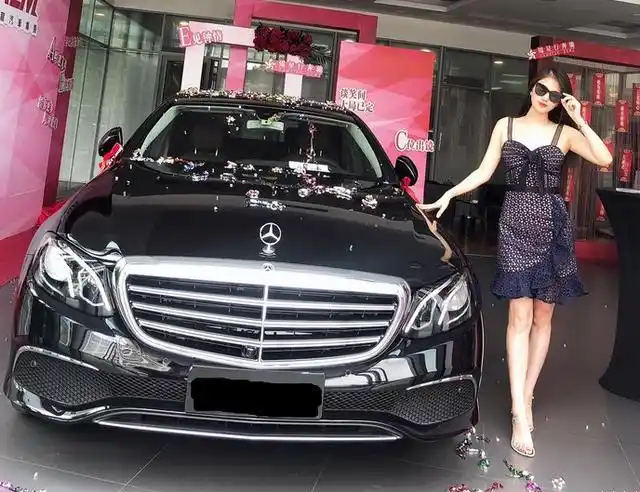 49万元买到奔驰e300l,美女车主白手起家,发小们的反应各不相同