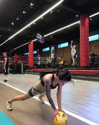 37岁谭维维大秀8块腹肌:自律的人,足够风情万种!