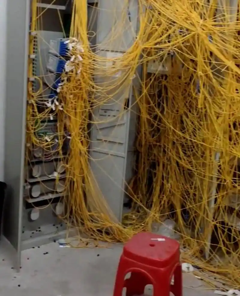 师傅忙碌了三个小时后,召来了一位印度电工.