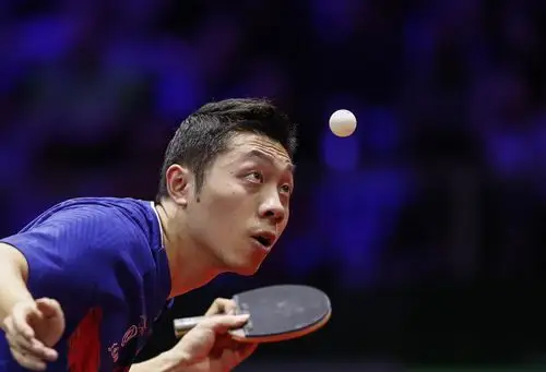 4月23日,许昕在比赛中发球.