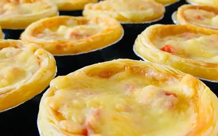 家庭聚餐新选择:高颜值蛋挞披萨制作