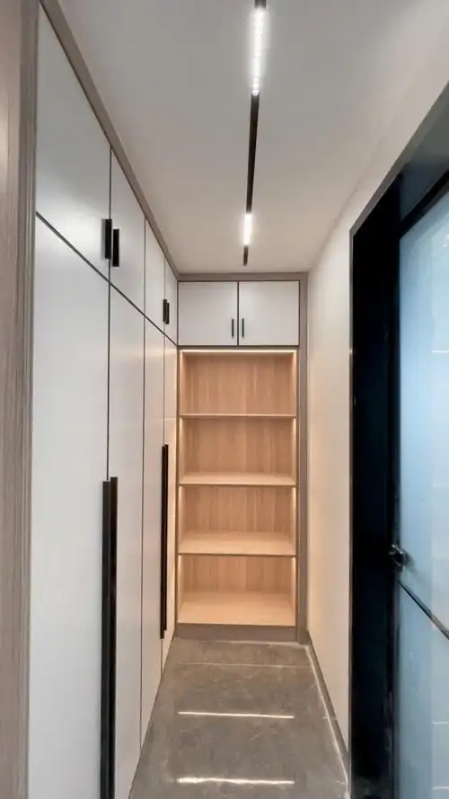 主卧卫生间门口做个l型衣柜,在床铺上就不会看见卫生间的门了