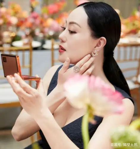 58岁章小蕙穿深v礼裙拍写真,全身都戴钻石首饰,气质拉满分了