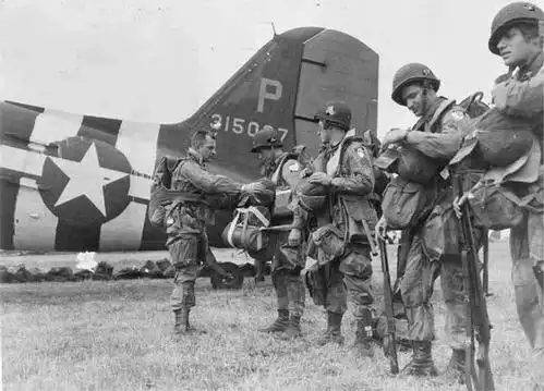 二战最"无奈"伞兵,跳伞时被挂在塔尖,一挂就挂了整整七十五年