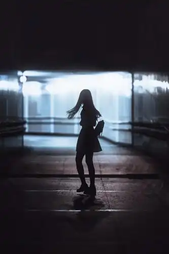 凌晨十二点,我一个人走在大街上