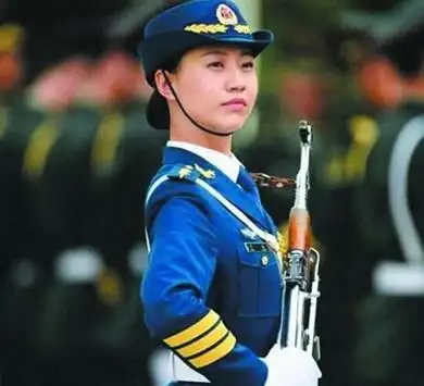 她是最美女兵三军仪仗队女兵队长一经亮相就惊艳全世界