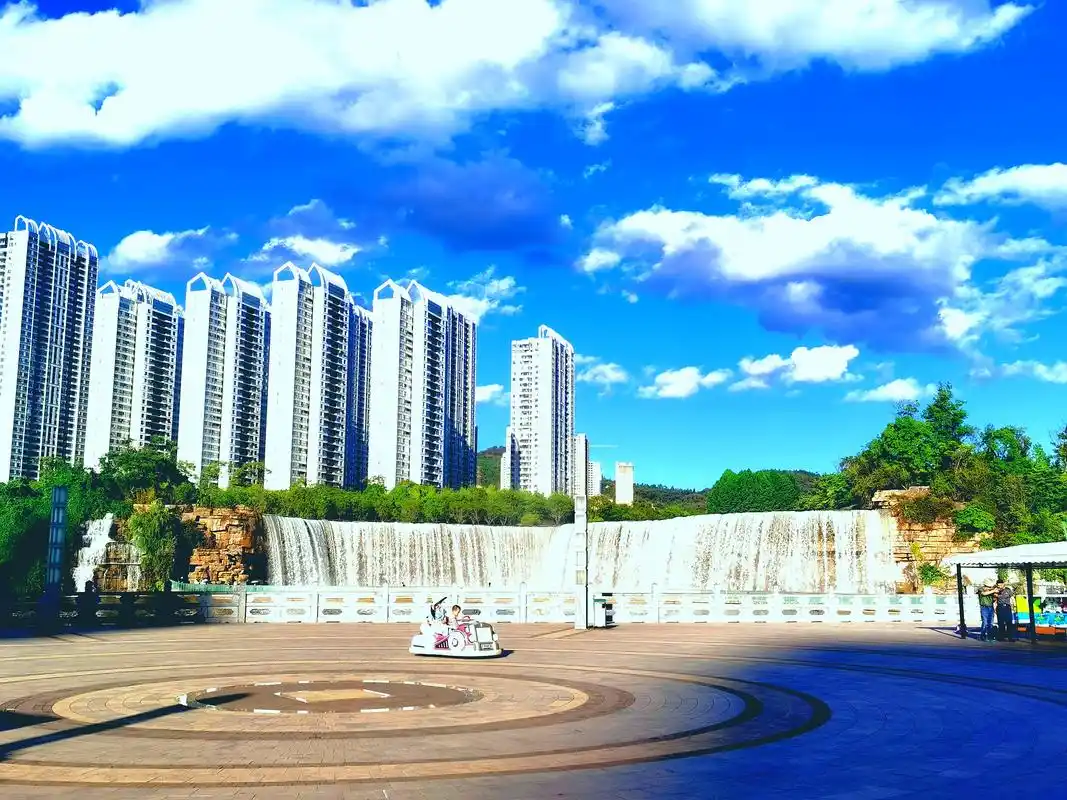 昆明瀑布公园,亚洲最大人工湖