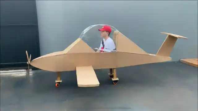用纸板制作一个可以载人的螺旋桨飞机,看看能不能飞起来