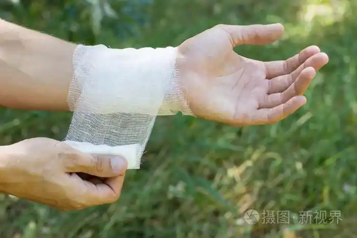 在手腕上的绷带,独立的紧急性质.whi