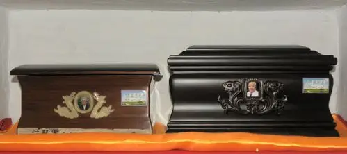 父母的骨灰盒