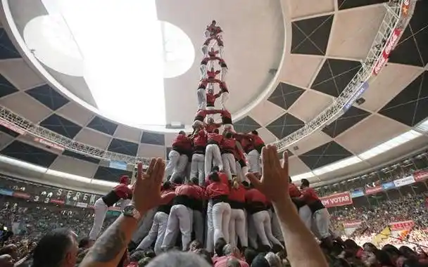 古代由多层盘腿而坐的罗汉组成这种造型,故名"叠罗汉".