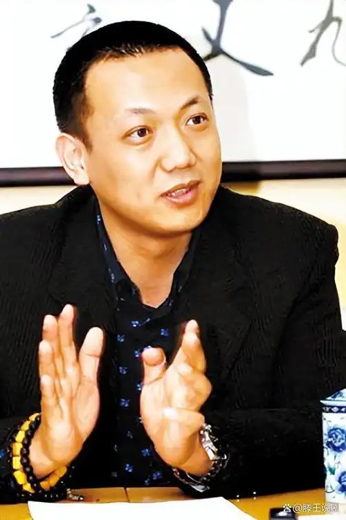 陈晓旭离世后,郝彤依旧留在寺庙,直到过去15年,他才彻底走出来,选择