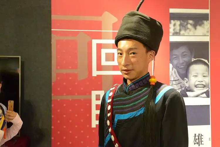 彝族小伙