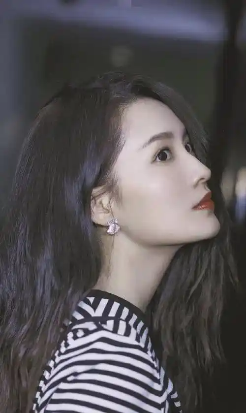 李沁工作室被怒怼,拿艺人黑白照做头像,《王牌》也不让上_节目组_造型