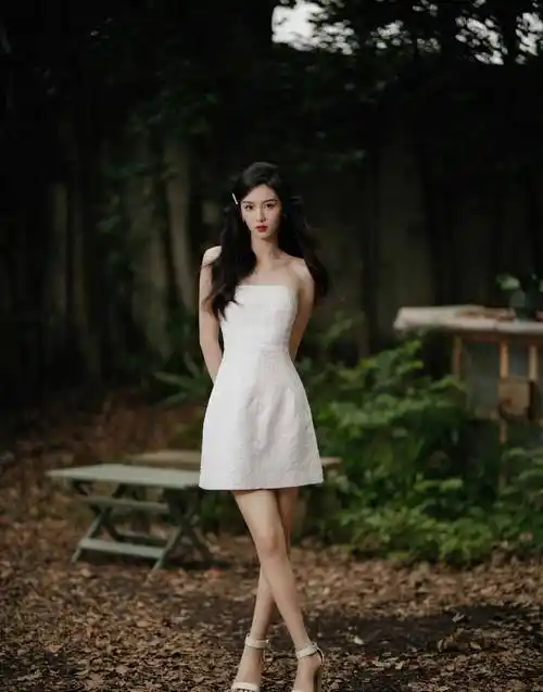 周也出镜状态不错,长发红唇,搭配白色连身裙,气质十