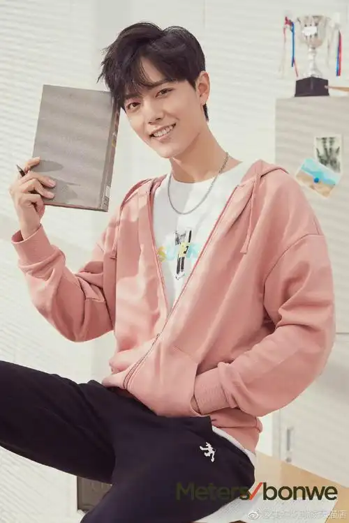 肖战#清爽又帅气这是肖学长吧穿着虾粉色外套的肖战好嫩啊好喜欢这个