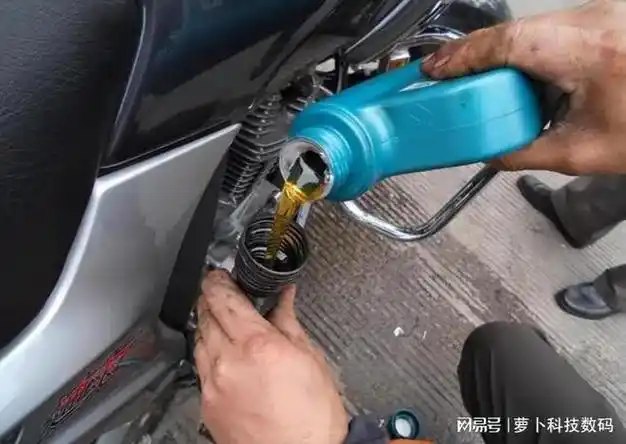 摩友硬干货摩托车机油多久更换一次保质期是多久