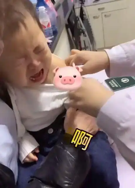 萌娃打针前狂夸护士你真漂亮最后哭着警告护士不许再骗孩子