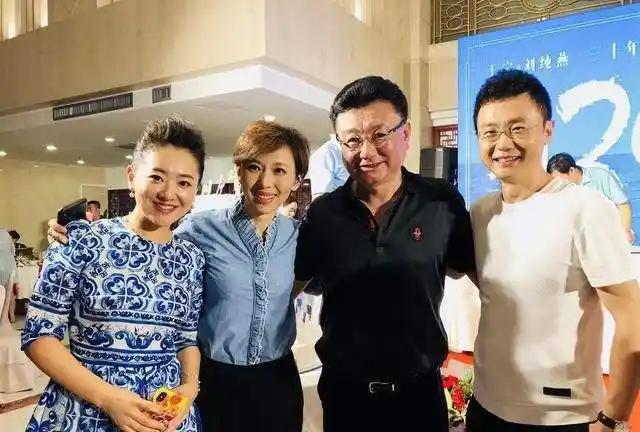 央视名嘴刚强娶二婚妻子42岁当爸如今生活幸福无遗憾