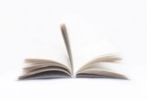 白色背景一本翻开的书