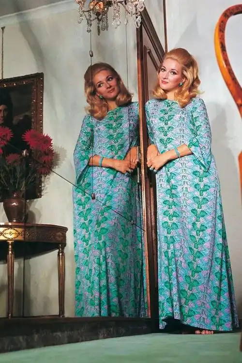 1971年,意大利女演员兼模特丹妮拉·比安奇身穿印花长裙的肖像.