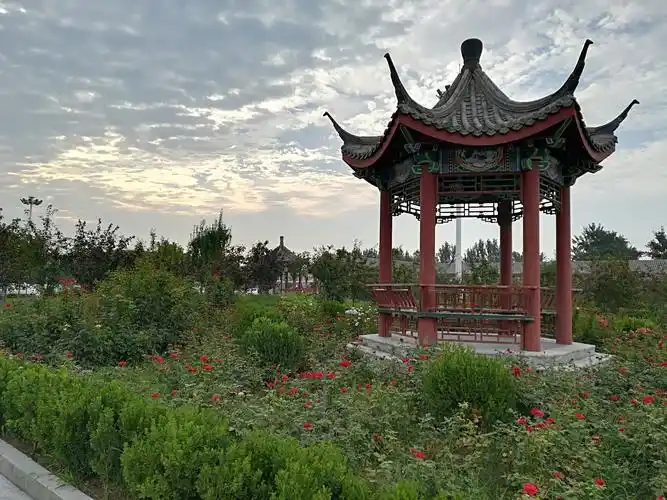 月季园中的望月亭