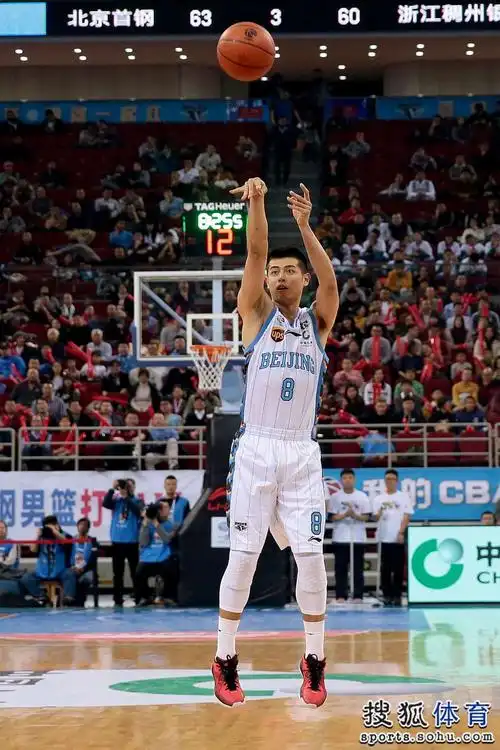 高清:首钢战浙江杰克逊篮下送妙传 方硕外线发炮