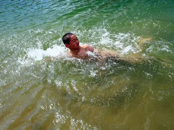 黄河边搏浪戏水的孩子