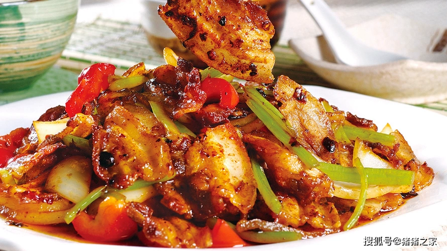 餐馆炒的回锅肉为什么那么好吃?方法很简单,肉片干香肥而不腻_蒜苗