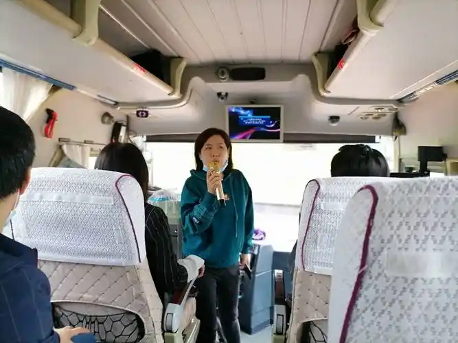 今天,这辆大巴车上"潮"起来了